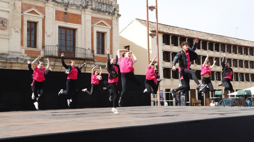 &#039;Flashmob&#039;: una invitación a celebrar el Día de la Danza de rosa y a ritmo de rock en La Corredera