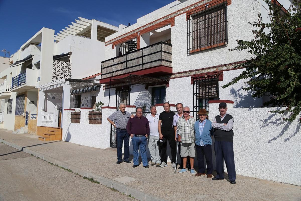 Vecinos y dirigentes vecinales en las casas de la playa de Pedregalejo, en una foto de archivo.