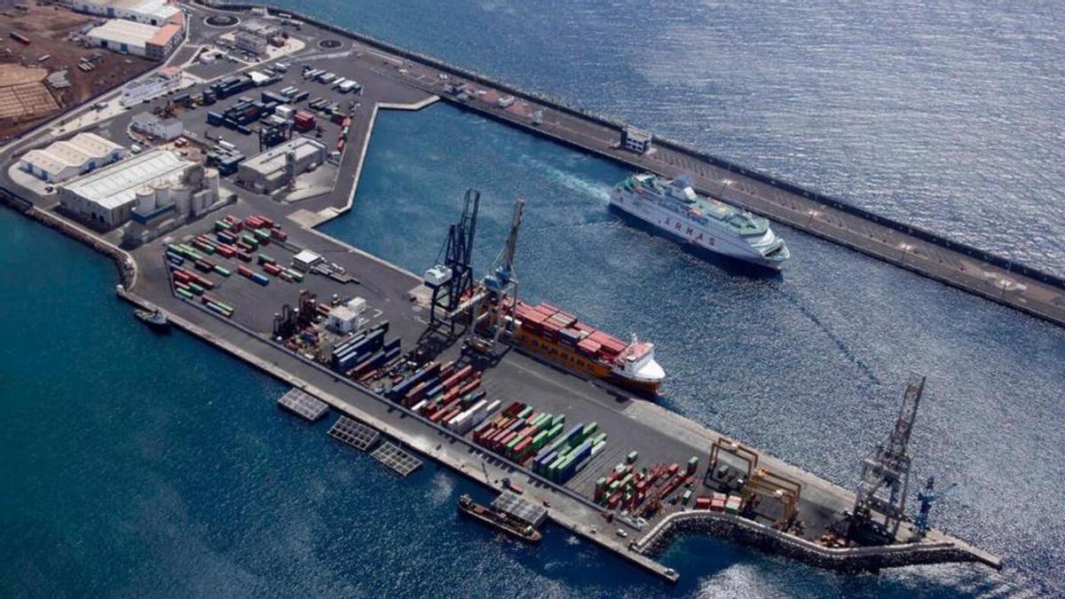 Imagen aérea del puerto de Arrecife.