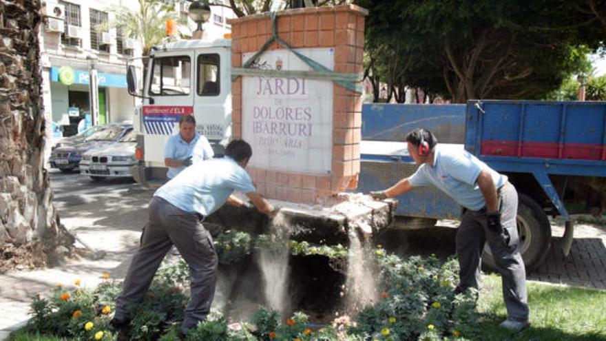 La brigada de Mantenimiento retiró ayer por la mañana el monolito dedicado a Dolores Ibarruri de la avenida de la Libertad.