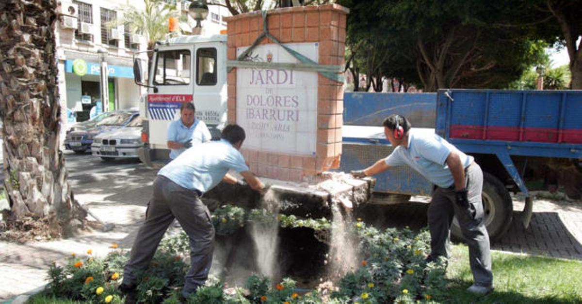 La brigada de Mantenimiento retiró ayer por la mañana el monolito dedicado a Dolores Ibarruri de la avenida de la Libertad.