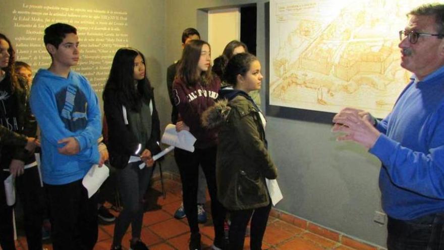 Los estudiantes llaniscos atendiendo a las explicaciones de Higinio del Río.