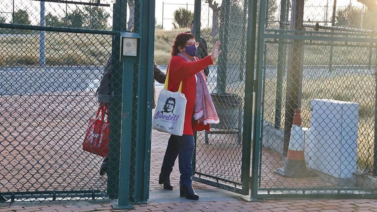 Dolors Bassa sortint ahir de la presó de Puig de les Basses.