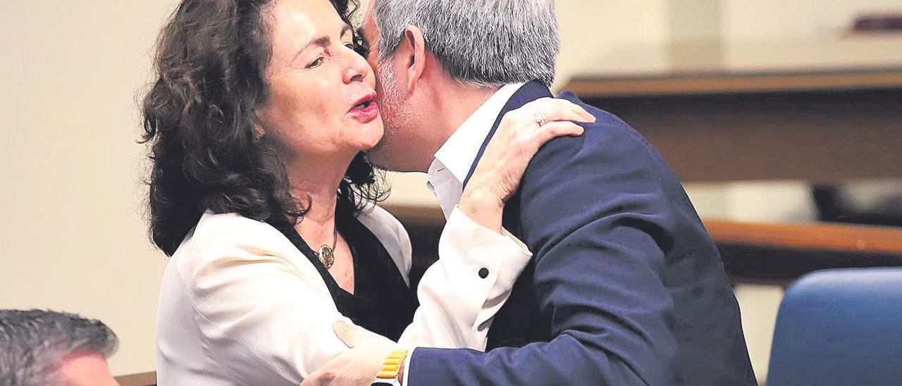 La consejera de Hacienda, Matilde Asián, felicitada por Fernando Clavijo tras aprobarse los presupuestos.