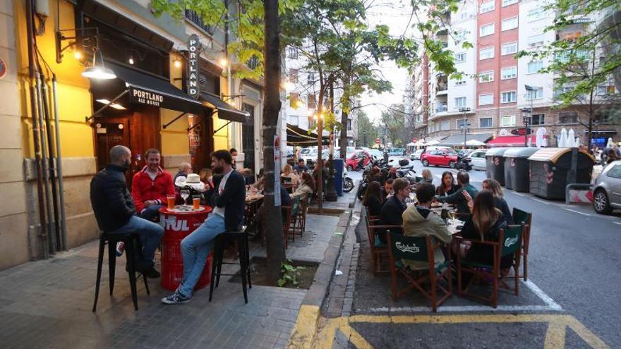 La calle se llenó el sábado por la tarde con las dos realidades: las copas y las cenas.  | FRANCISCO CALABUIG