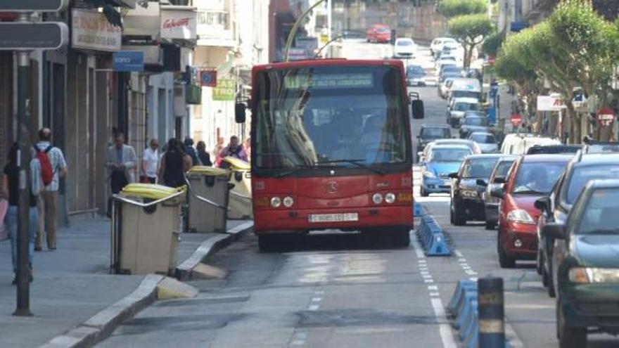 Un autobús de la línea 11 circula por el carril bus en el tramo de Federico Tapia. / daniel yonte