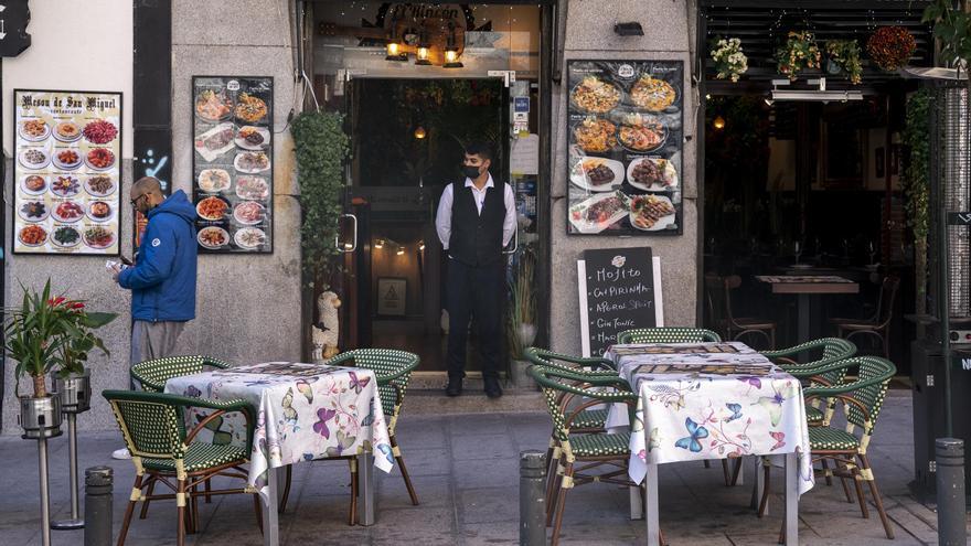 Un camarero de un restaurante en una terraza.