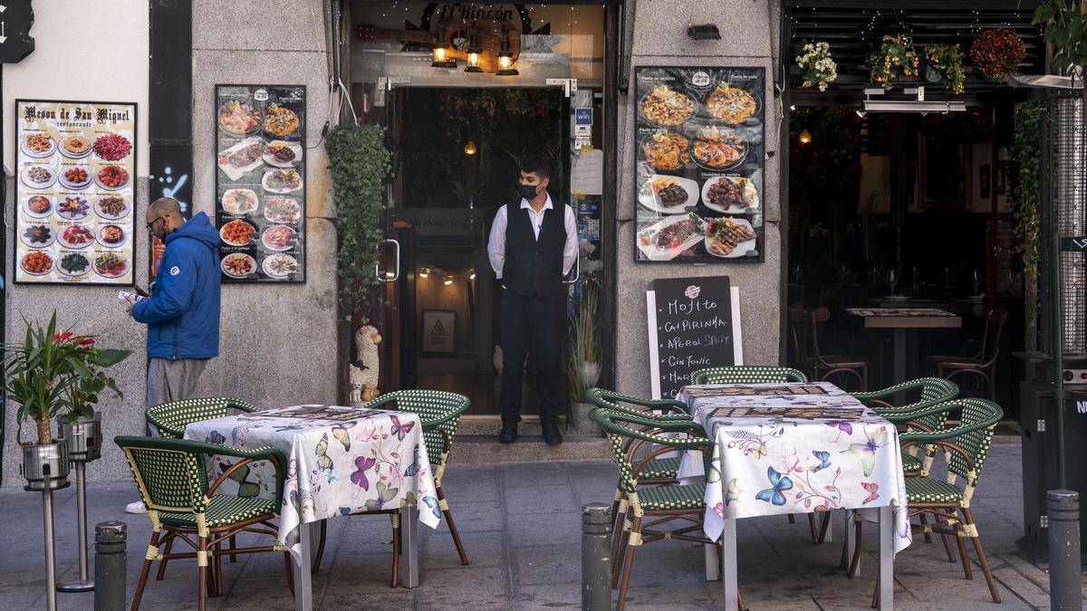 Un camarero de un restaurante en una terraza