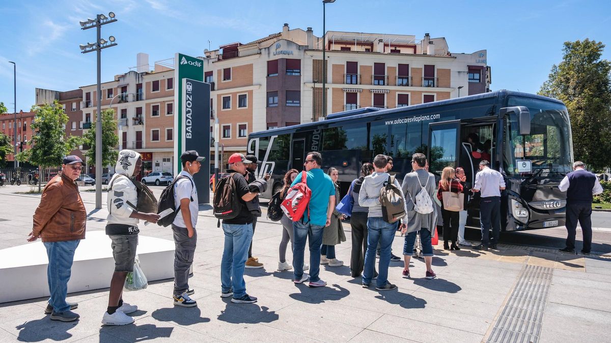 Viajeros en la estación de tren esperando para subir al autobús con destino a Cabeza del Buey.