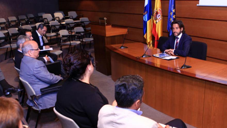 Gustavo Matos (dcha.), ayer, en la reunión con algunos de los representantes empresariales de las Islas. i ACFIPRESS