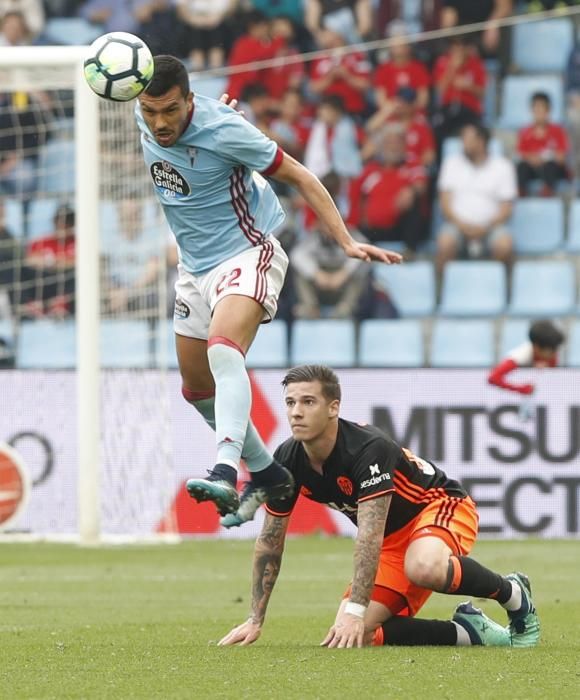 Las fotografías del duelo liguero entre vigueses y valencianos en Balaídos.