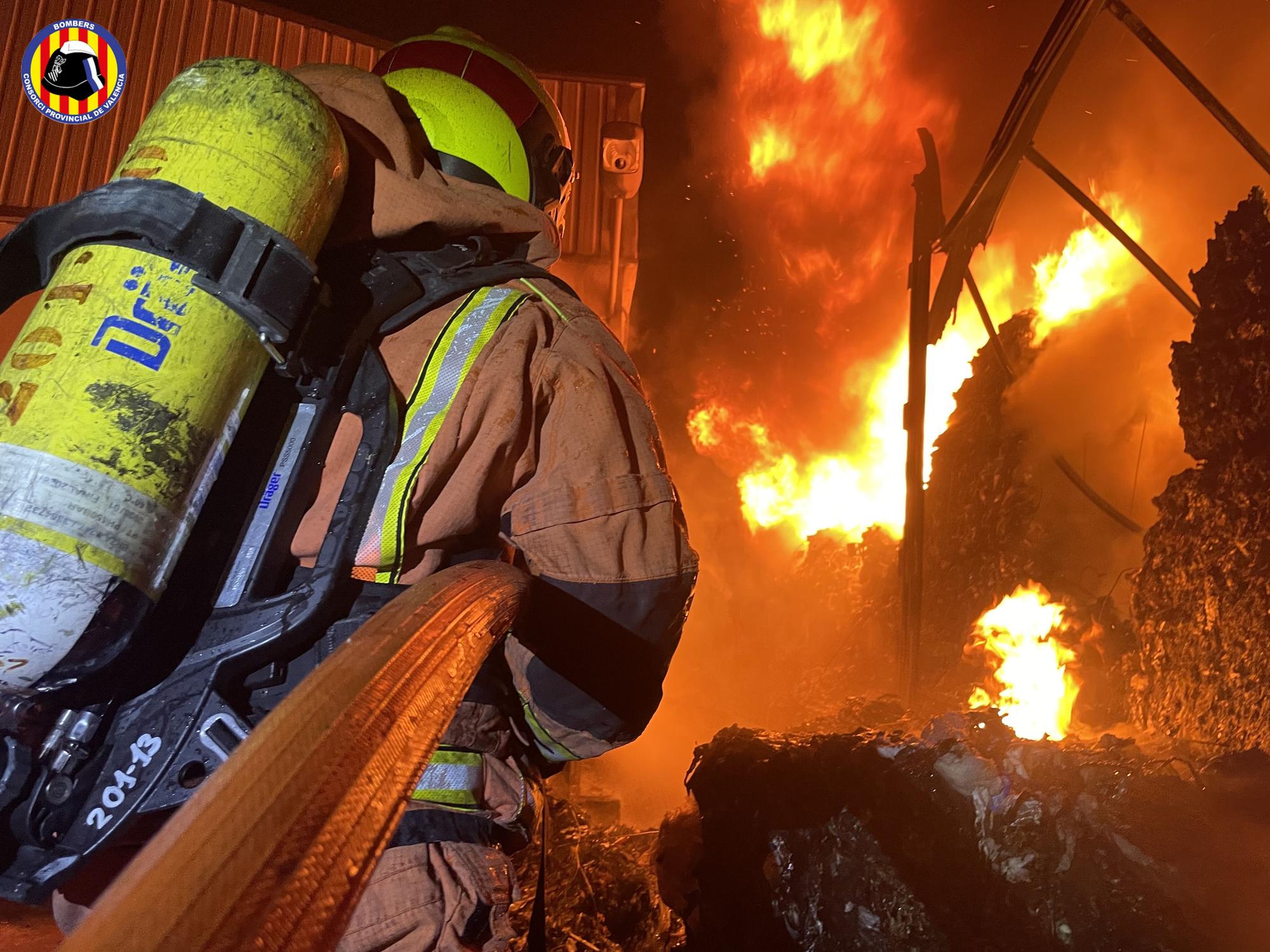 Un incendio calcina una nave industrial en Quart de Poblet