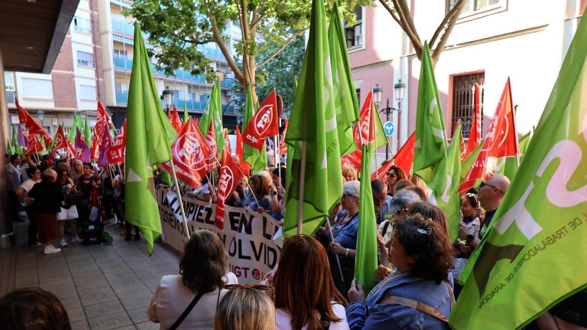 Protesta de las mujeres del sector de la lmpieza, este jueves, a las puertas del SAMA.