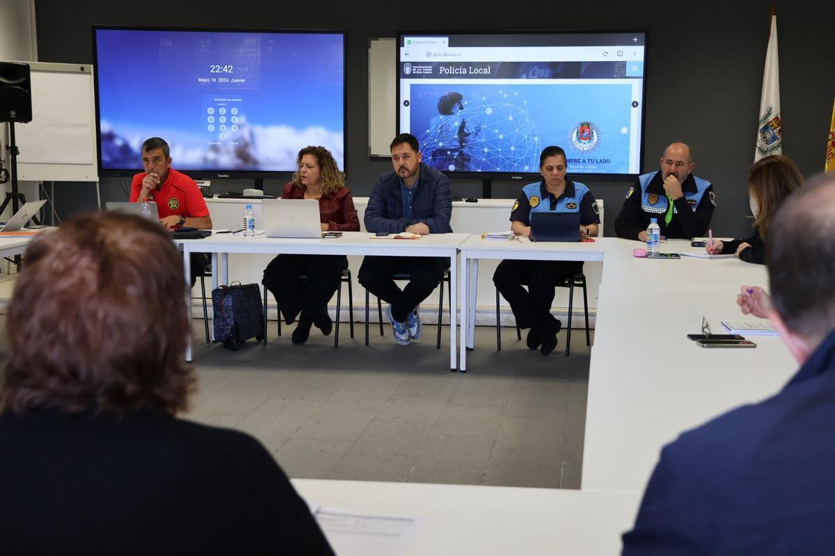 El concejal de Seguridad, Josué Íñiguez, en la reunión de seguridad por la Semana Santa 2026.