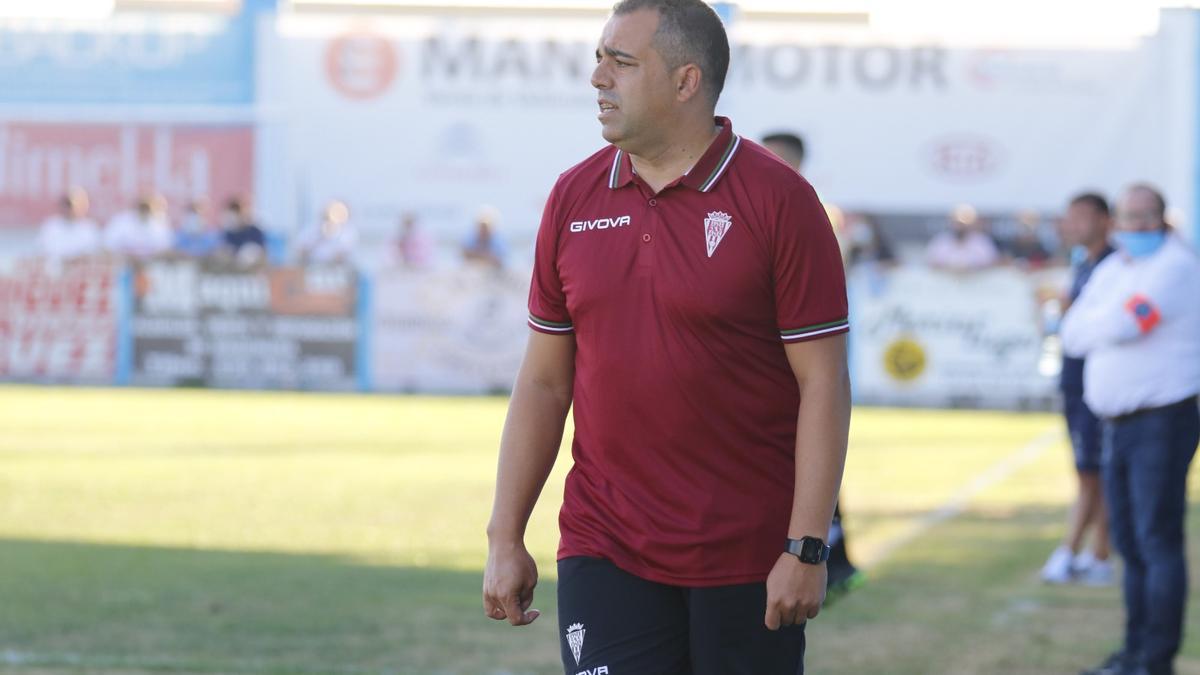 Germán Crespo, entrenador del Córdoba CF, en la banda de La Isla, en la goleada blanquiverde al Coria.