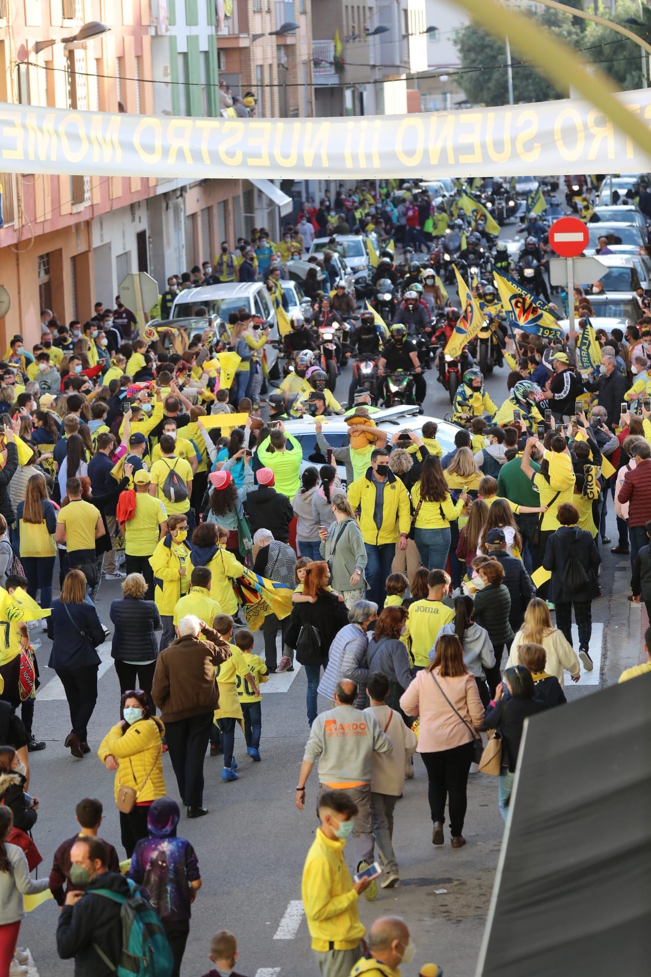 La 'marea grogueta' lleva en volandas al Villarreal hasta La Cerámica