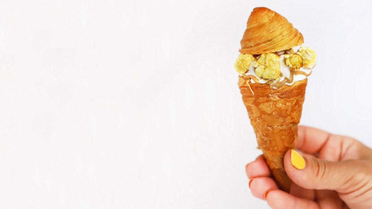 Helado de L'Atelier de 'parfait' de palomitas con praliné de almendras y maíz tostado.