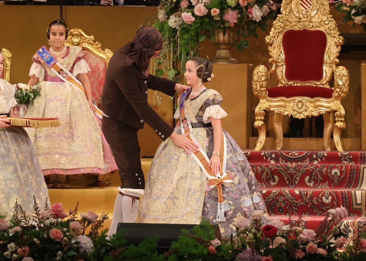 Imposición de bandas a Marta Mercader y la corte de honor infantil de las Fallas 2026
