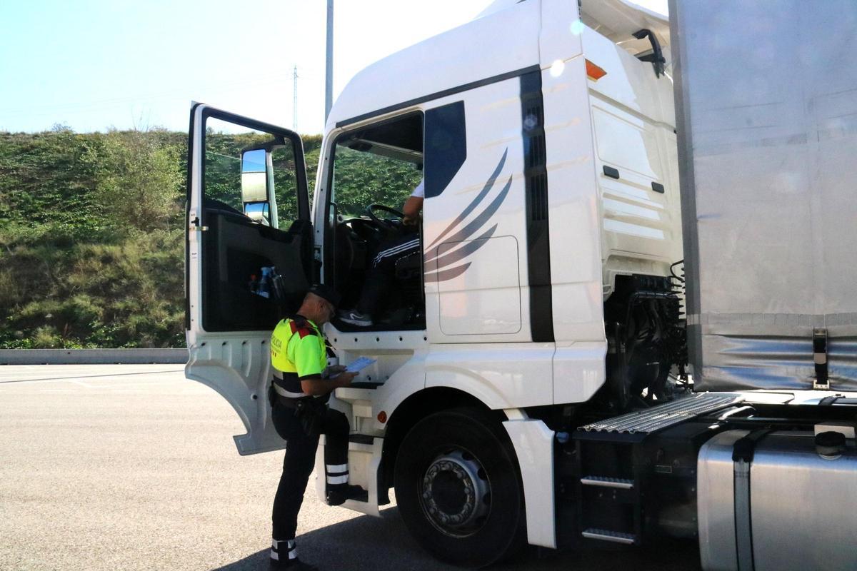 Les multes per avançar per la dreta superen les del mig