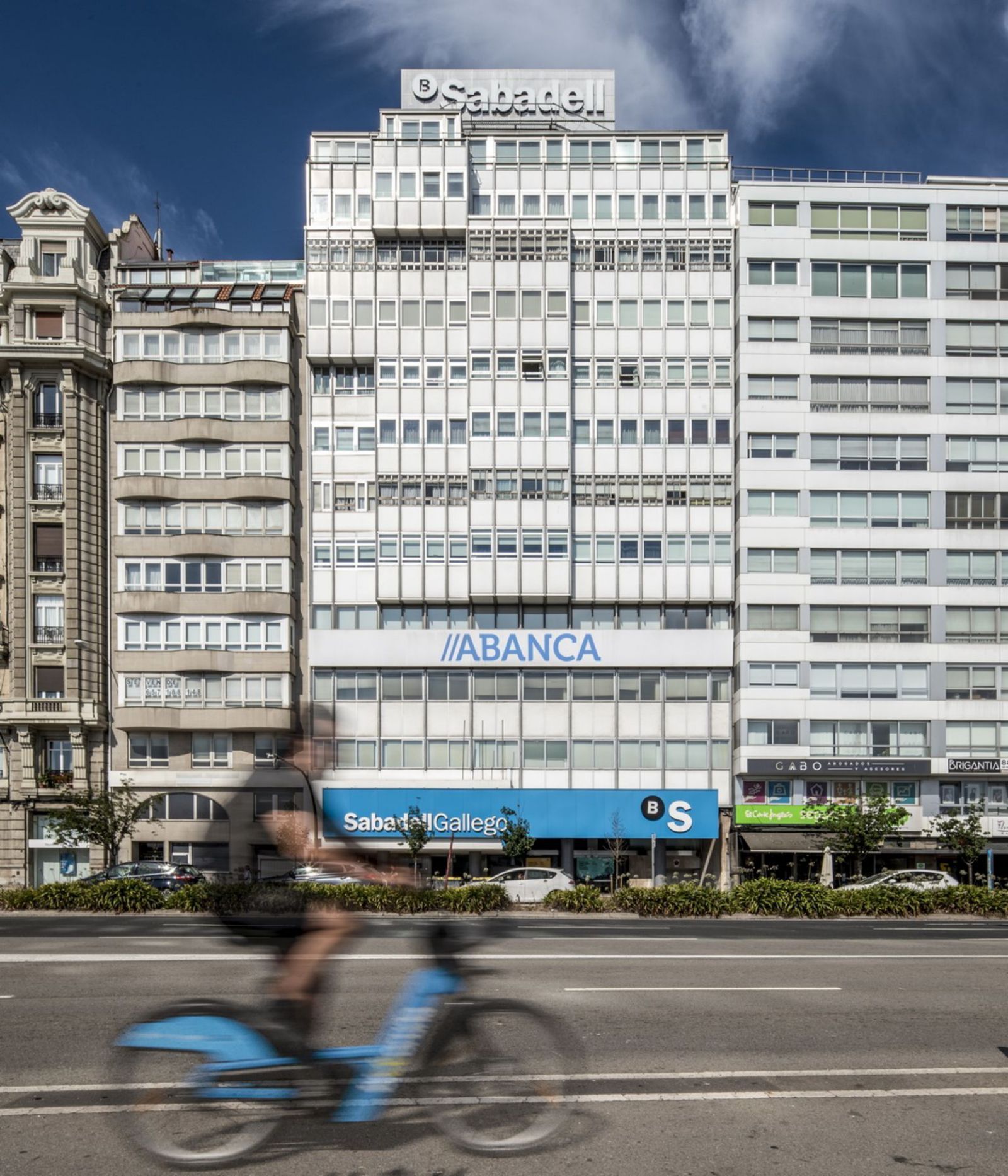 Antiguo edificio del banco noroeste, en Linares Rivas