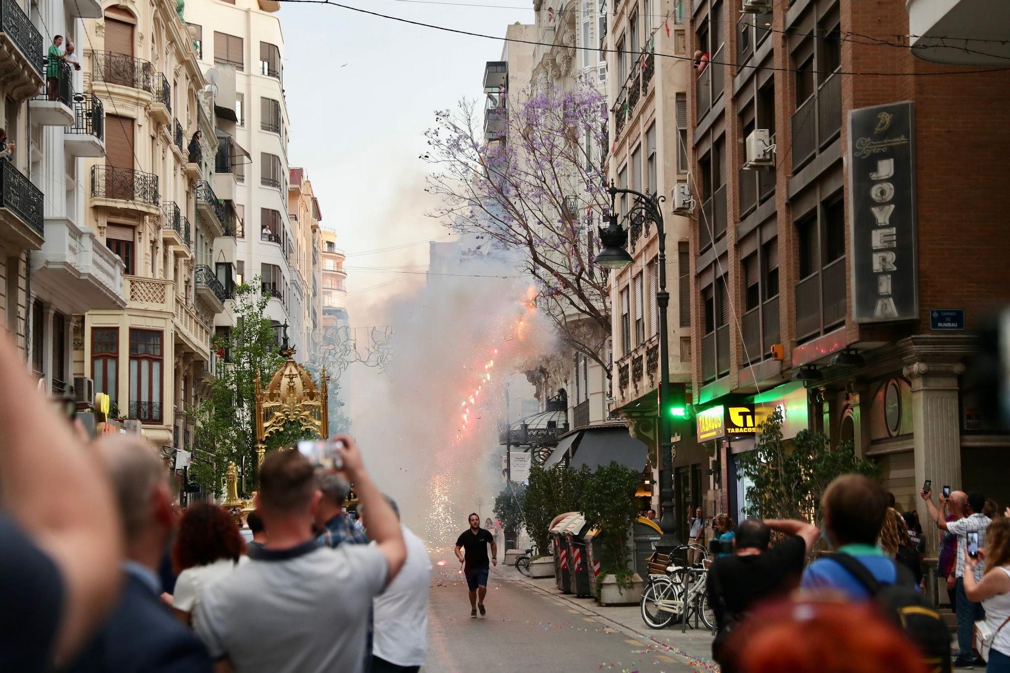 La calle San Vicente acoge la procesión "dels Xiquets" con tres generaciones falleras