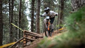 Un corredor en La Molina, durante los Campeonatos de Europa de Descenso 2025