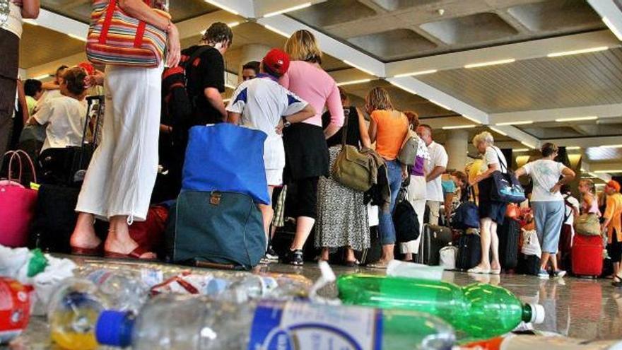 Chaos-Sommer auf Mallorca spitzt sich zu: Reinigungskräfte am Flughafen wollen unbefristet streiken