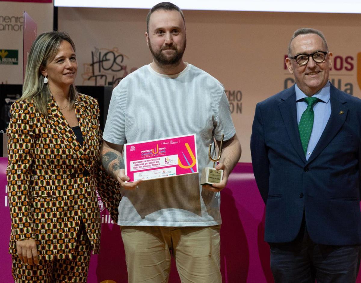 El ganador de la primera edición, Juan Carlos Jiménez, con el premio. | Jose Luis Fernández
