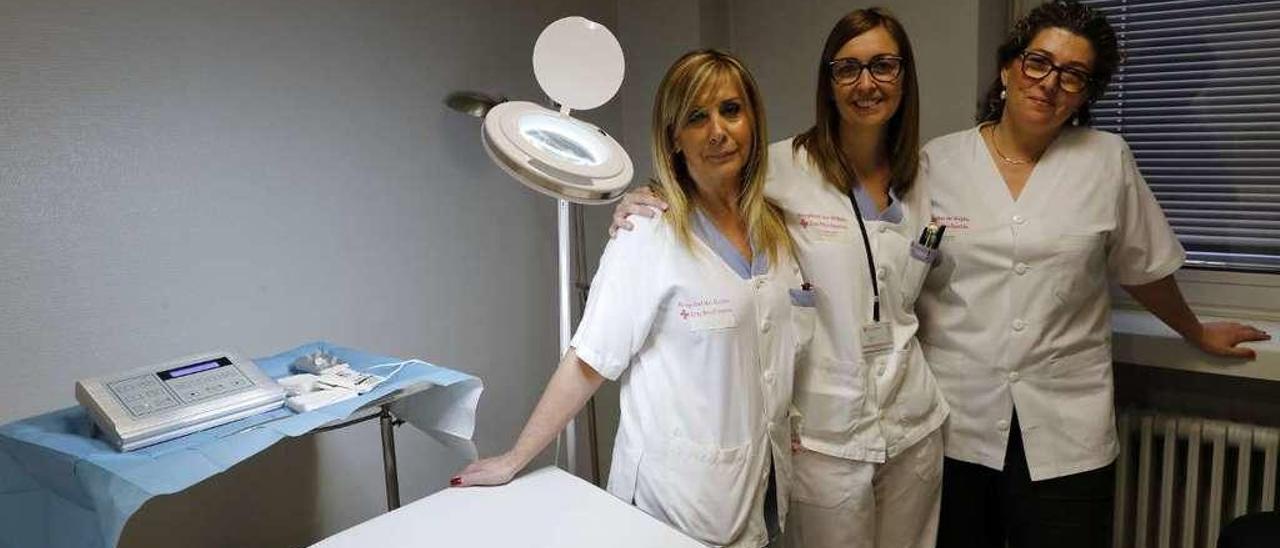 Por la izquierda, las enfermeras Azucena Marzo, Eva González y Olga Sarcedo, ayer, en el Hospital de la Cruz Roja.