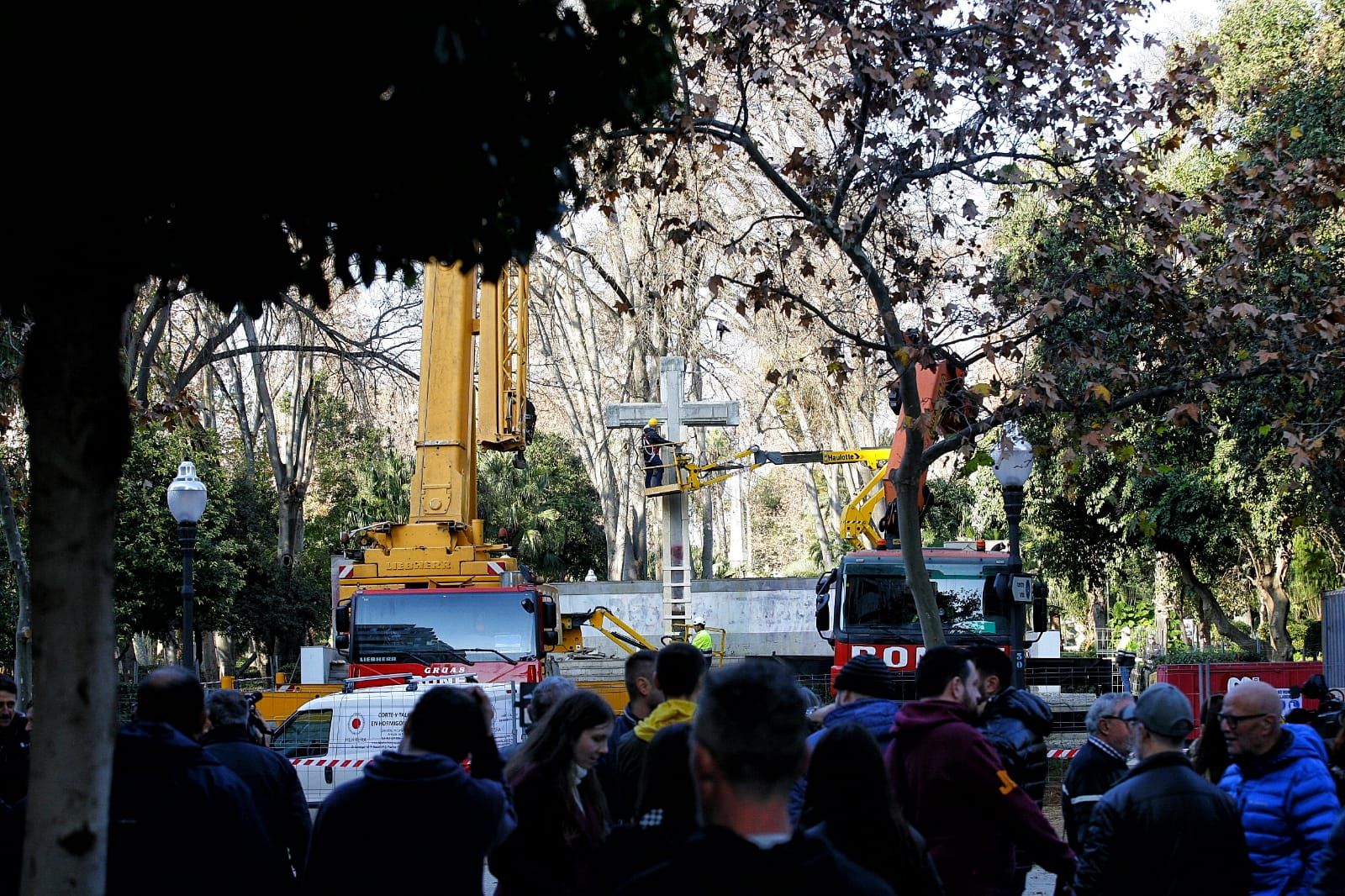 Últimos momentos de la cruz del Ribalta en el lugar en el que ha permanecido los últimos 79 años.