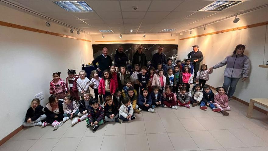 Los primeros escolares que asistieron a la inauguración del «belén interplanetario» de Las Vegas.  | A. C.