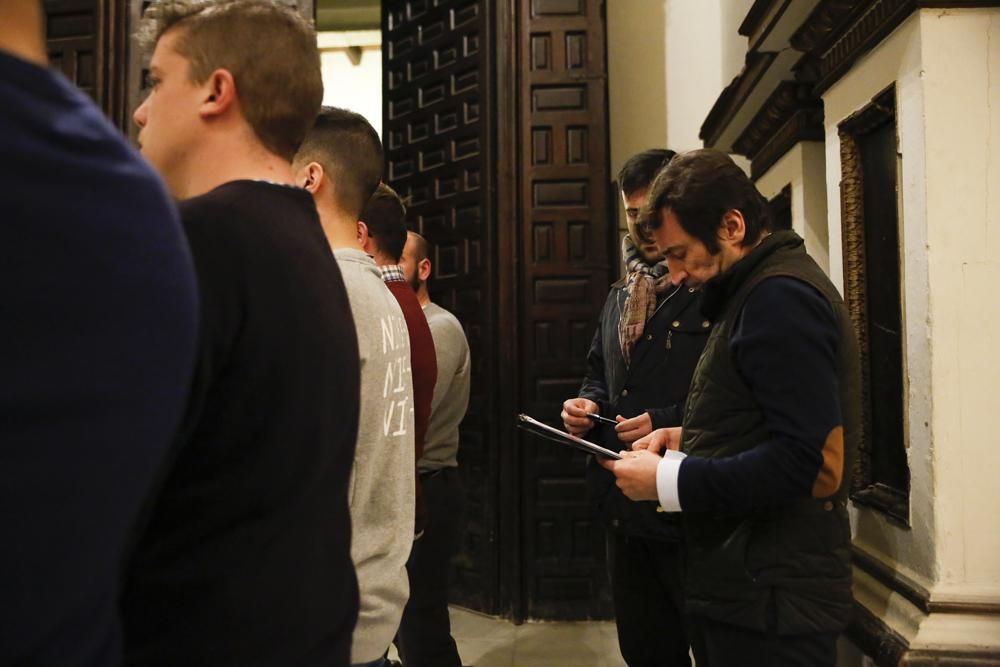 Las igualás de los costaleros anuncian la Semana Santa.