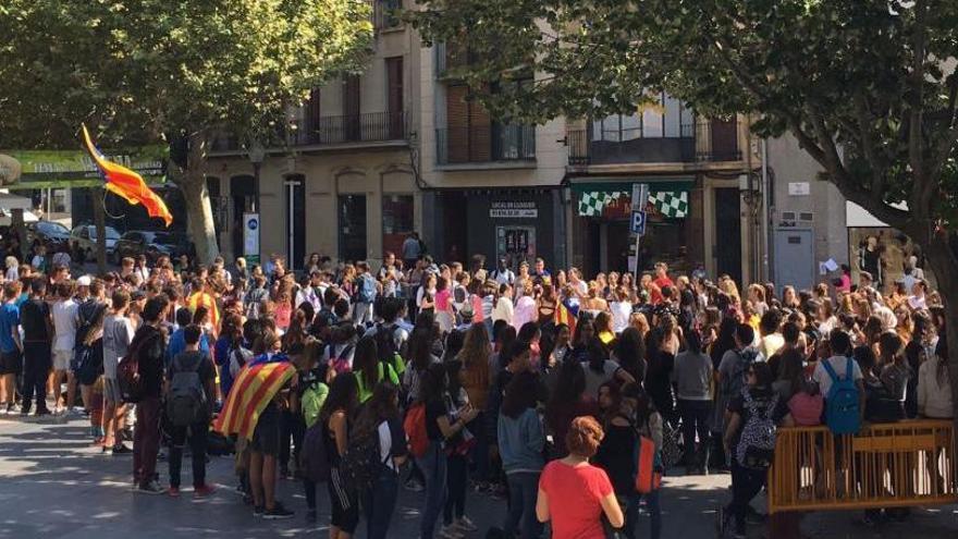 Estudiants de Manresa manifestant-se per la democràcia.