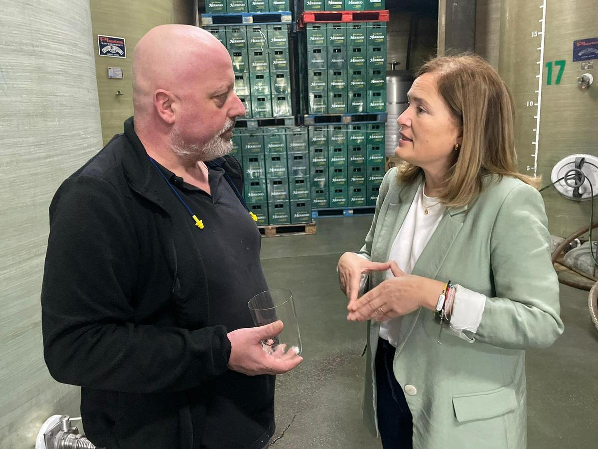 Begoña López, directora general de Agricultura, Agroindustria y Desarrollo Rural, durante su visita al llagar Herminio