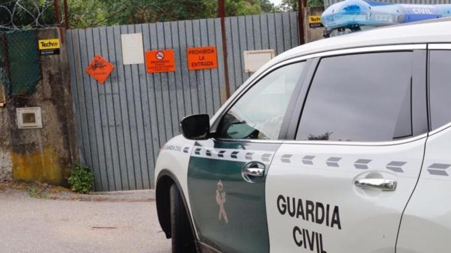 Guardia Civil esta mañana en la pirotecnia. // J. Lores