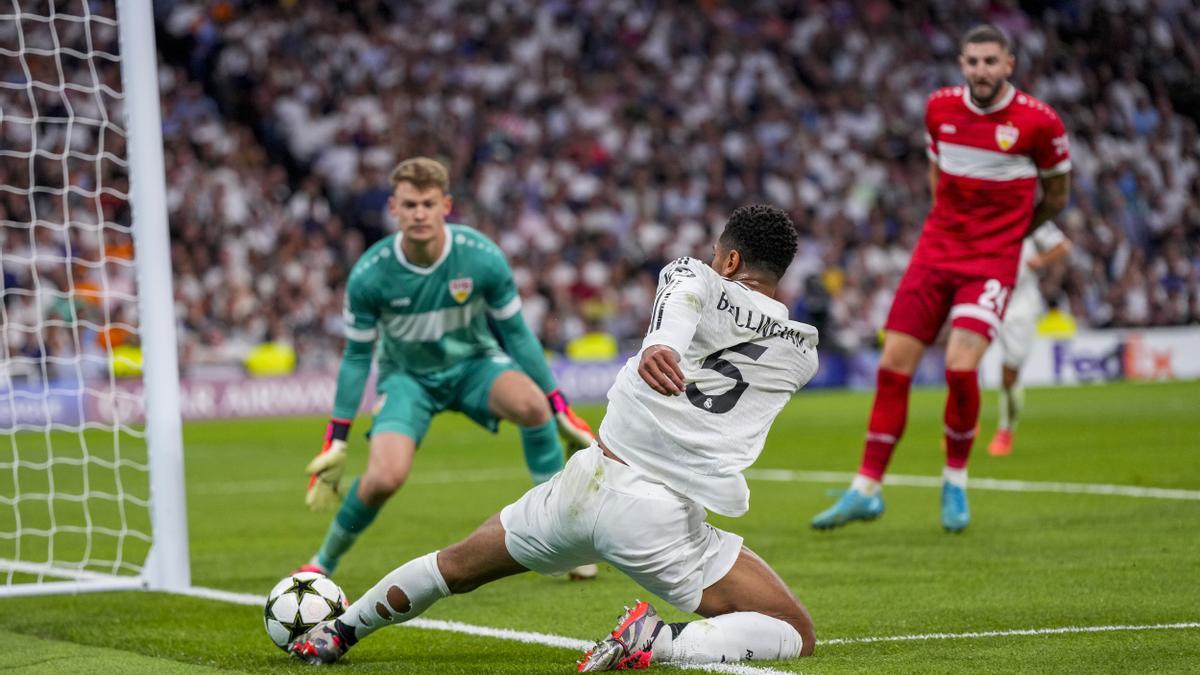 Jude Bellingham trata de salvar una pelota en el partido ante el Stuttgart