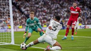 Jude Bellingham trata de salvar una pelota en el partido ante el Stuttgart 