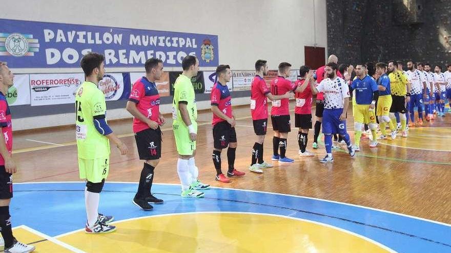 Los jugadores del Sala Ourense se saludan con los del Carracedo en el último preparatorio. // Iñaki Osorio