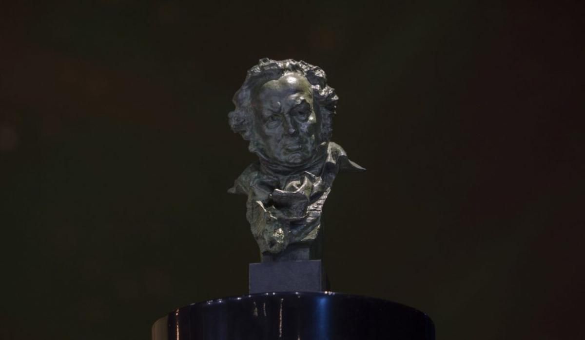 Por qué la estatuilla de los Premios Goya este año es de color marrón y no  verdoso?