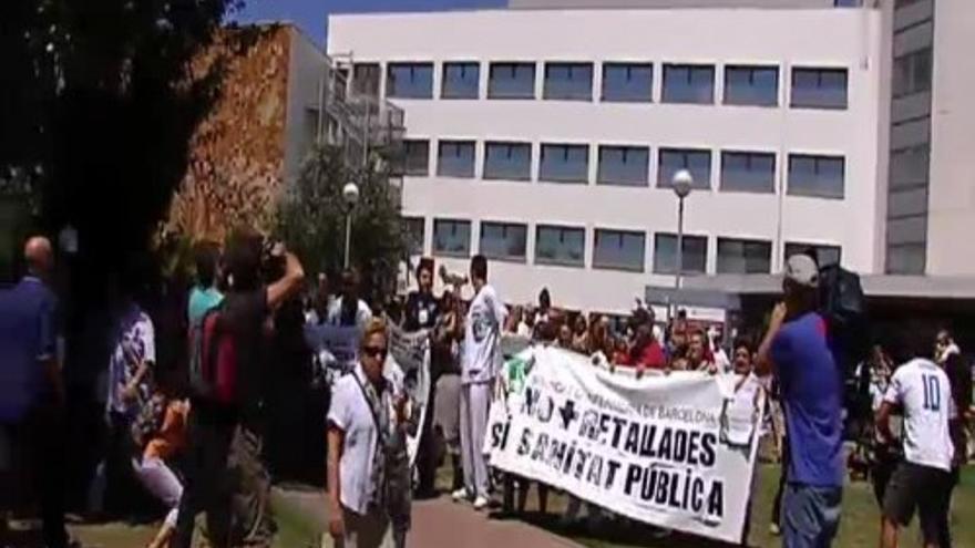 Siguen las protestas contra el cierre de camas en el hospital de Bellvitge