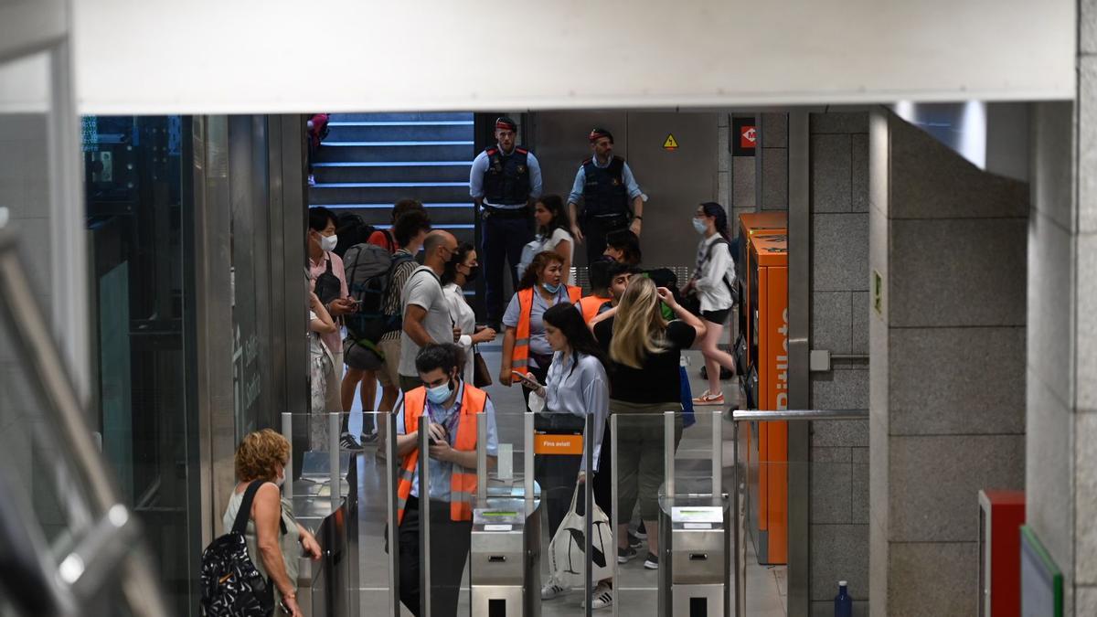 Accesos a la estación de Passeig de Gràcia, poco antes de que se reestableciera la circulación del servicio