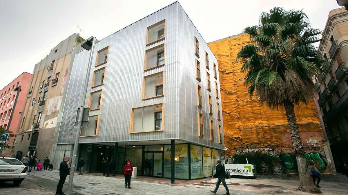 Así se han construido los primeros pisos sociales de Barcelona hechos con contenedores de barco / Timelapse