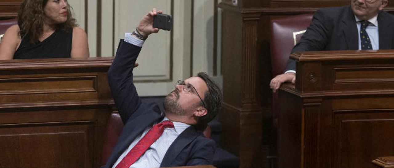 El líder del PP Asier Antona hace una foto con su móvil desde su escaño durante el pleno celebrado esta semana en el Parlamento.