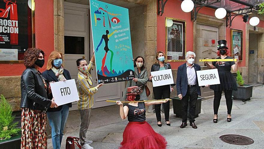 Presentación del FITO ante el Teatro Principal de Ourense.