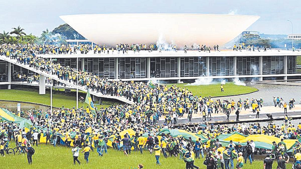 Milersde seguidors de Bolsonaro assalten el Palau de Planalto