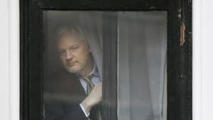 Julian Assange, detenido en la Embajada de Ecuador en Londres. En la foto, una imagen de archivo de Assange tras una de las ventanas del edificio.