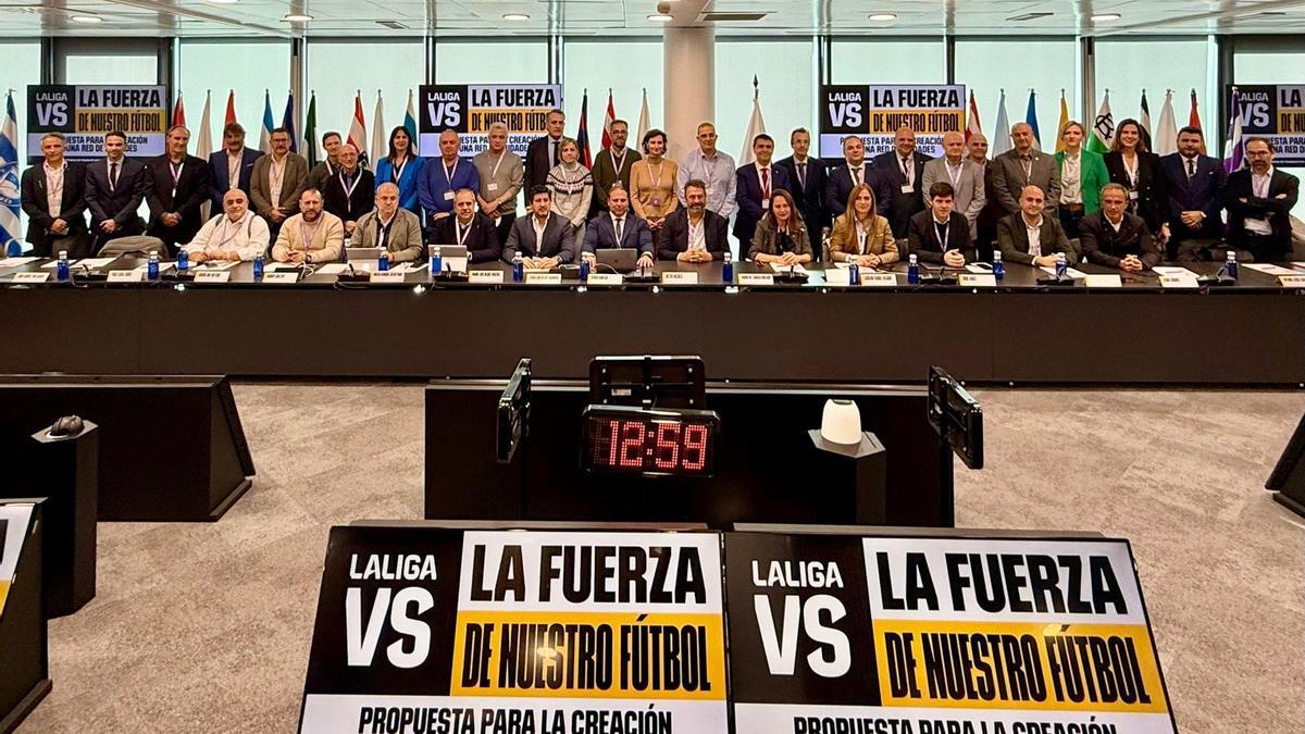 Los asistentes a la sede de LaLiga, en Madrid, donde estuvo la concejala de deportes Maica Hurtado.
