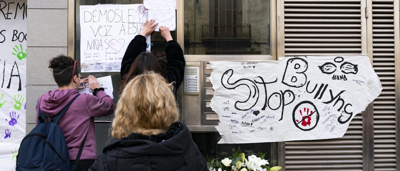 Velas, flores y pancartas en el domicilio de la menor de 12 años que el pasado martes se suicidó saltando por el balcón en Sallent (Barcelona).