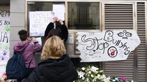 Velas, flores y pancartas en el domicilio de la menor de 12 años que el pasado martes se suicidó saltando por el balcón en Sallent (Barcelona).