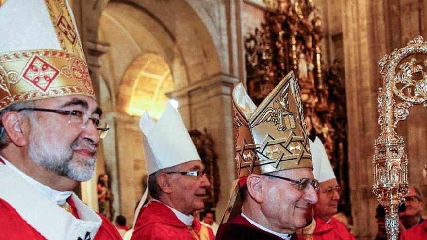 Sanz Montes, a la izquierda, con el cardenal Ángelo Amato, durante la misa de beatificación de los mártires de Nembra.